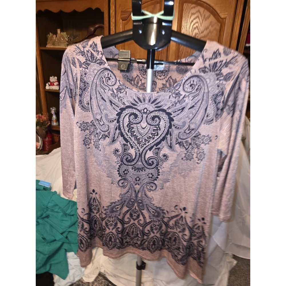 Rue Juju Size M. 3/4 Sleeves. Rhinestone Heart On Front.‎ Scarf Hem 20" PTP, 29"